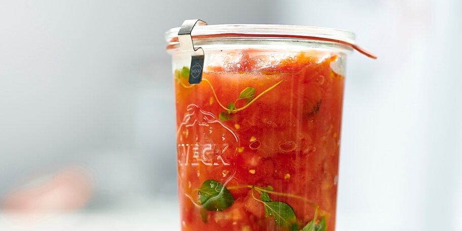 Homemade tomatensaus met kruiden