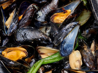 Moules au vin blanc aux saveurs grillées