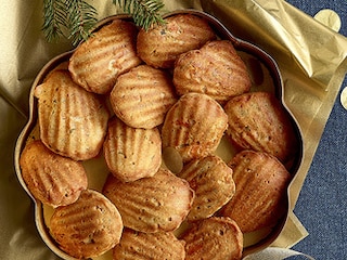 Madeleines met gerookte zalm