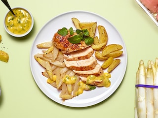 Filets de poulet aux asperges, pommes de terre au four et sauce mousseline