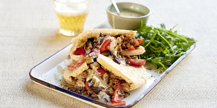 Pitas à la grecque au porc haché, aubergines rôties et sauce au yaourt