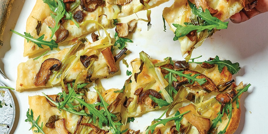 Pizza blanche aux oignons jeunes et aux champignons