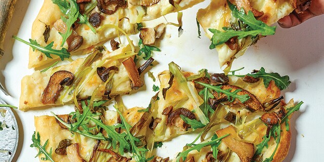 Pizza blanche aux oignons jeunes et aux champignons