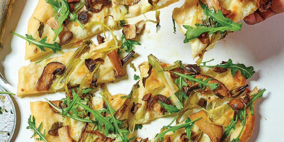 Pizza blanche aux oignons jeunes et aux champignons