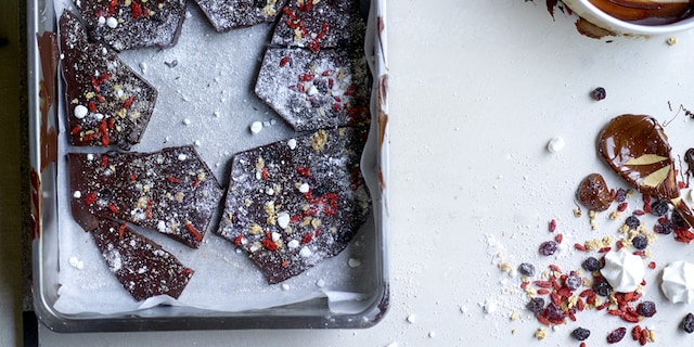 Chocoladeplak met granola en meringues