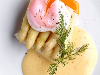 Asperges, mousselinesaus en gepocheerde eieren