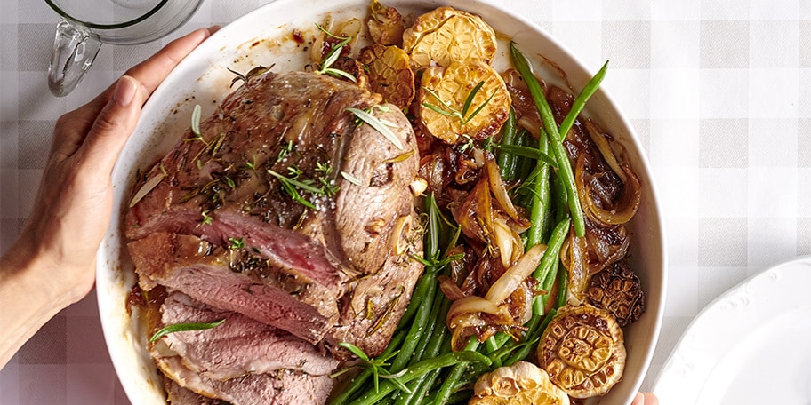 Gigot d’agneau à l’ail, haricots verts et oignons caramélisés