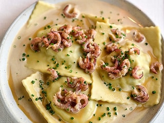 Ravioli met grijze garnalen, prei en garnalenbisque