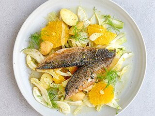 Filets de maquereaux poêlés, salade "less waste" au fenouil, grenailles et agrumes