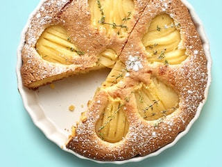 Gâteau aux amandes, poires et thym