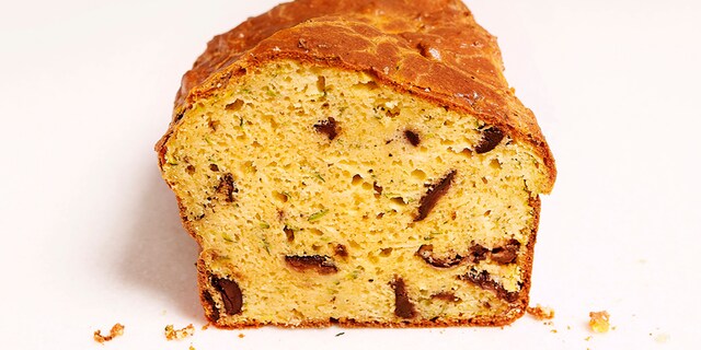 Kikkererwtencake met olijven en parmigiano
