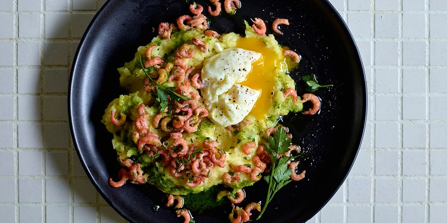 Purée de panais, oeuf poché et crevettes grises