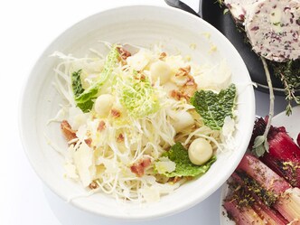 Salade de chou aux lardons et au fromage