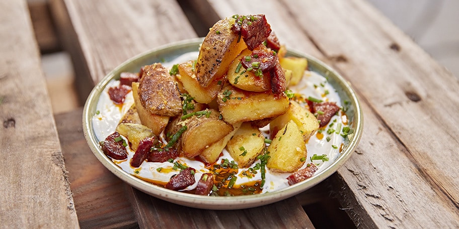 Pommes de terre croquantes à l'huile de chorizo et yaourt à l'ail