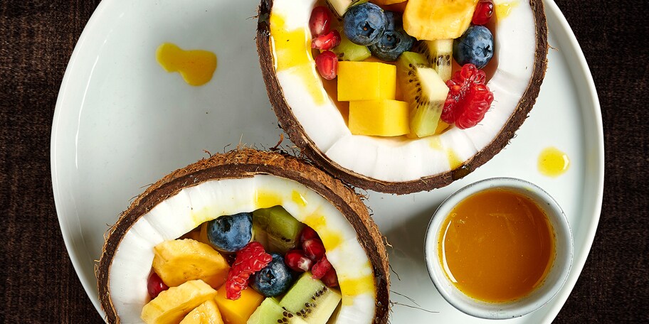 Fruitsalade in kokosnootkommetjes