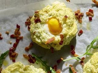 Egg clouds met pancetta, tijm en oregano