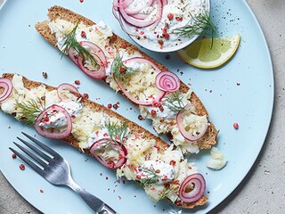 Pain de seigle islandais à la salade de poisson
