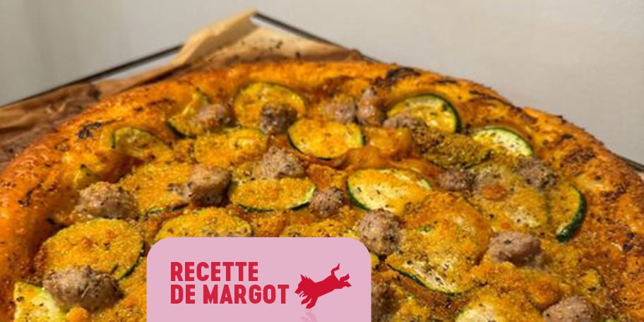 Pizza feuilletée aux courgettes et aux chipolatas