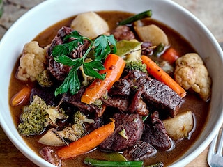 Navarin d'agneau aux légumes et au vin rouge