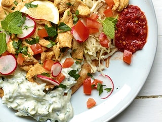 Kipgyros met gemarineerde kool en courgette-tzatziki