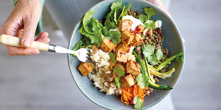 Buddha bowl met tofoe en tahindressing