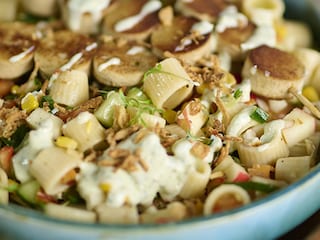 Salade de pâtes et brochettes de boudins blancs plant-based