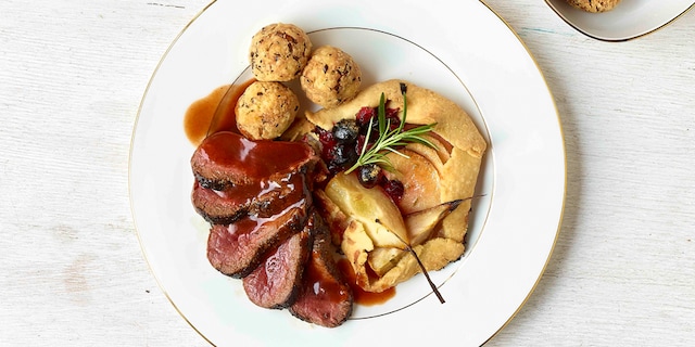 Filets de biche Grand Veneur, tartelettes aux fruits et pommes Macaire