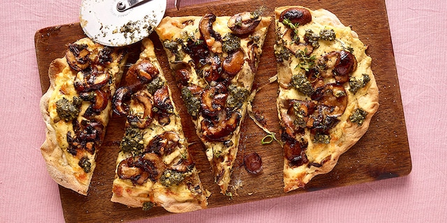 Pinsa aux 7 fromages, champignons et pesto