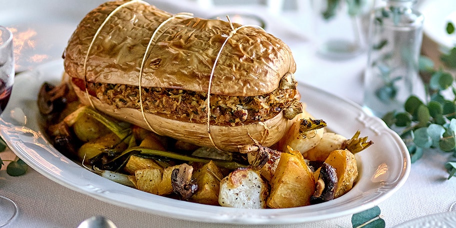 Butternut farcie aux noix et lentilles, légumes rôtis et sauce au vin rouge