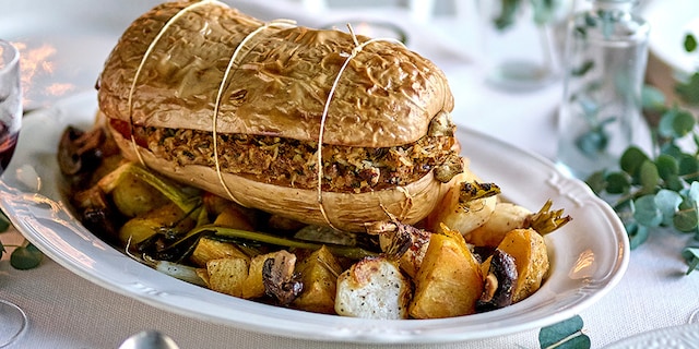 Butternut farcie aux noix et lentilles, légumes rôtis et sauce au vin rouge