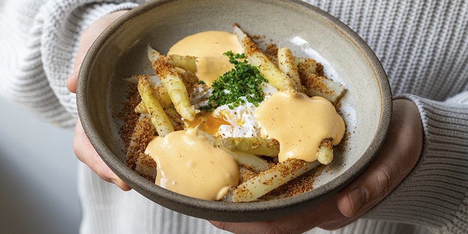 Witte asperges met geraspt ei en pikate hollandaisesaus