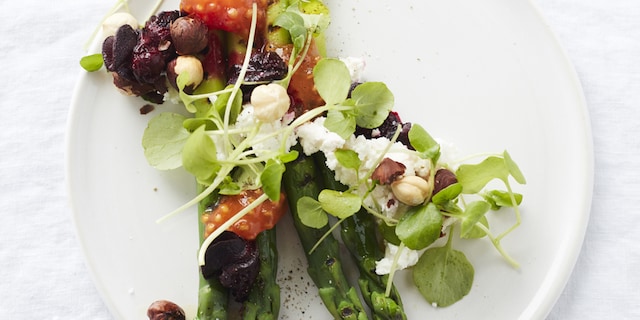 Asperges grillées, fromage de chèvre frais, escargots à la betterave et graines de tomates