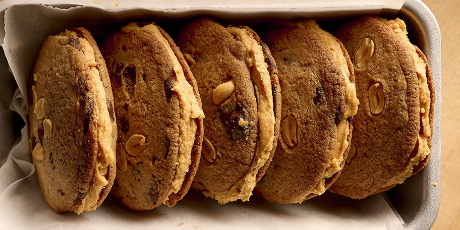 Cookies-sandwichs au chocolat et crème de cacahuètes