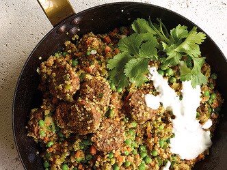 Quinoa et lentilles avec des legumes et des falafels