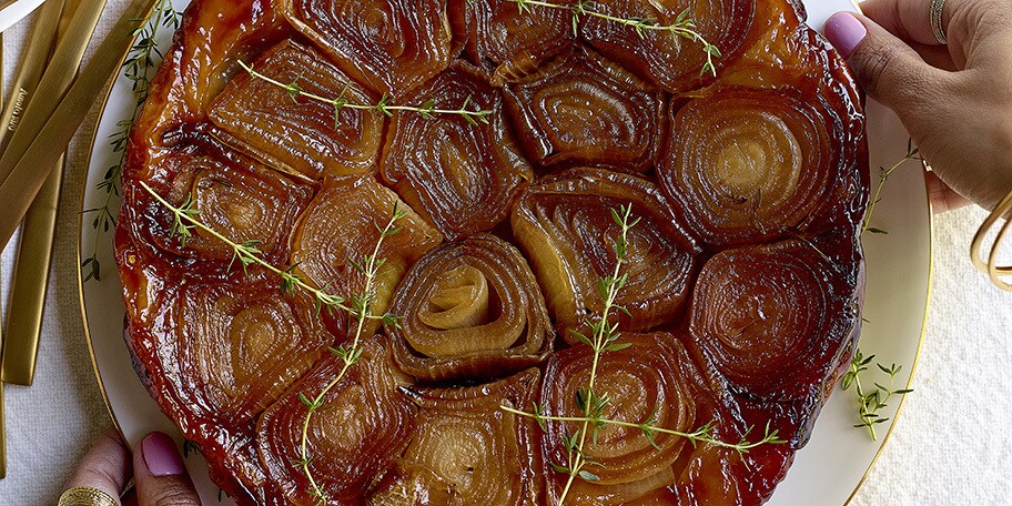 Tarte tatin met gelakte uien en teriyakisaus