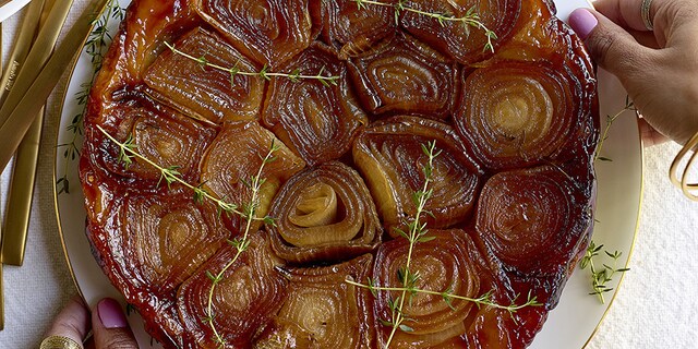 Tarte tatin met gelakte uien en teriyakisaus