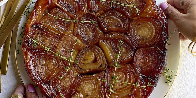 Tarte tatin met gelakte uien en teriyakisaus