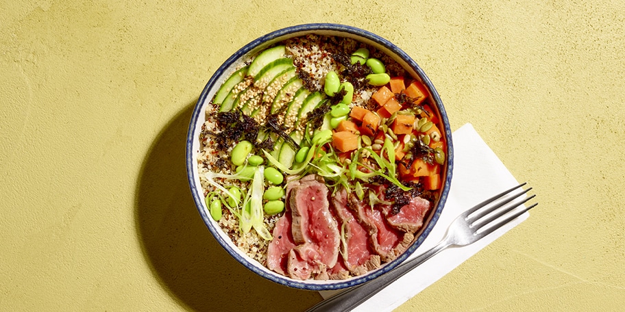 Poké bowl met tataki van filet pur