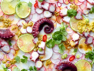 Carpaccio de poulpe au duo de radis