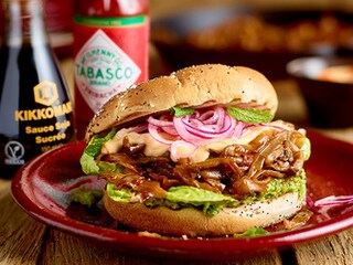 Burgers au pulled veggie, pickles d'oignons rouges et mayo sriracha