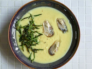 Soep van pastinaak met oesters en zeekraal