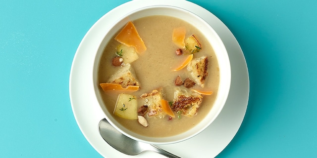 Witte Jannine & Family-soep met croutons, appelen en mimolette