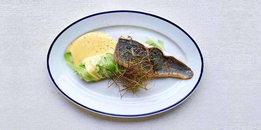 Roulades de poireaux, bar grillé et sauce mousseline