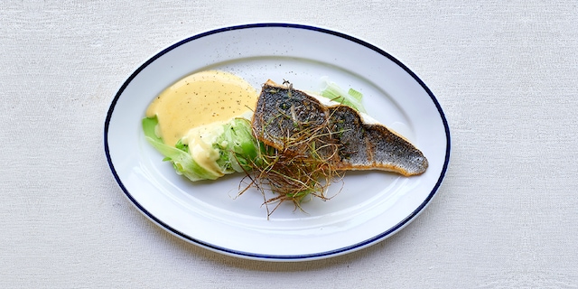 Roulades de poireaux, bar grillé et sauce mousseline