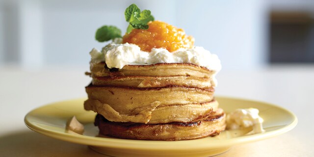 Pancakes met verse kaas en compote van gedroogde abrikozen