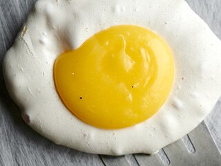 Meringues met lemon curd