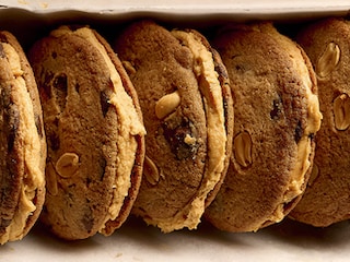 Sandwich-cookies met chocolade en pindacrème