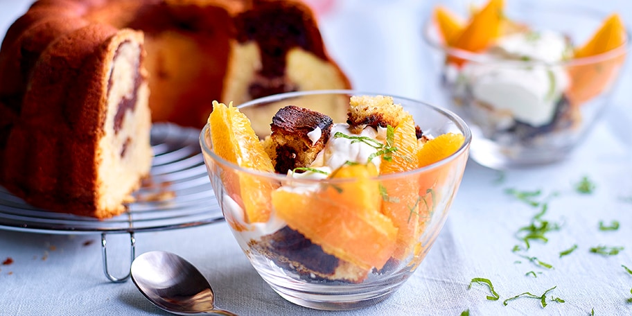 Toasts de cake marbré, crème au yaourt et oranges