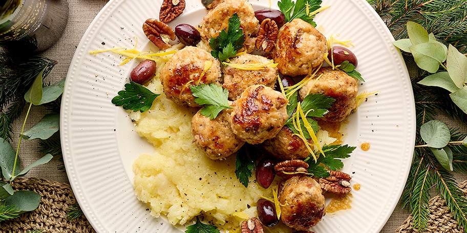 Boulettes de dinde laquées au sirop d’érable, noix de pécan et purée de panais