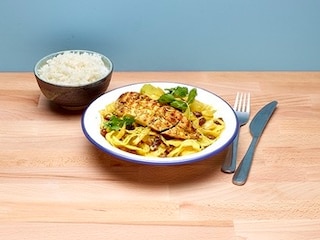 Filets de poulet grillés et curry de chou blanc au lait de coco